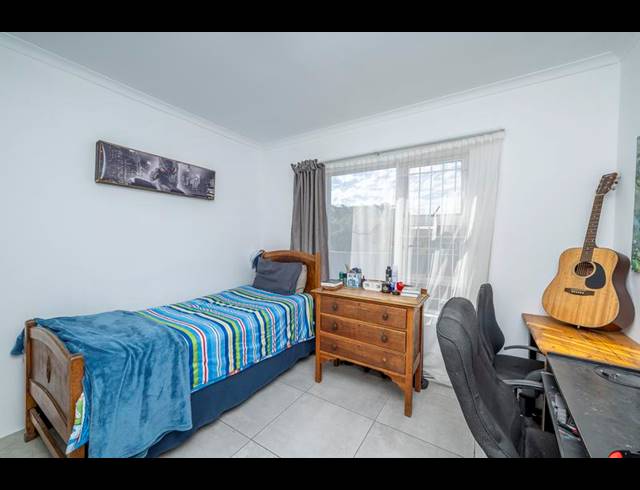 3 BEDROOM HOUSE FOR SALE IN UITZICHT